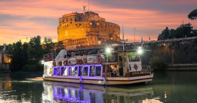 Laurea Battello che naviga sul Tevere